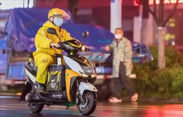電烤雞架店面生意太好，外賣小哥都來加盟了