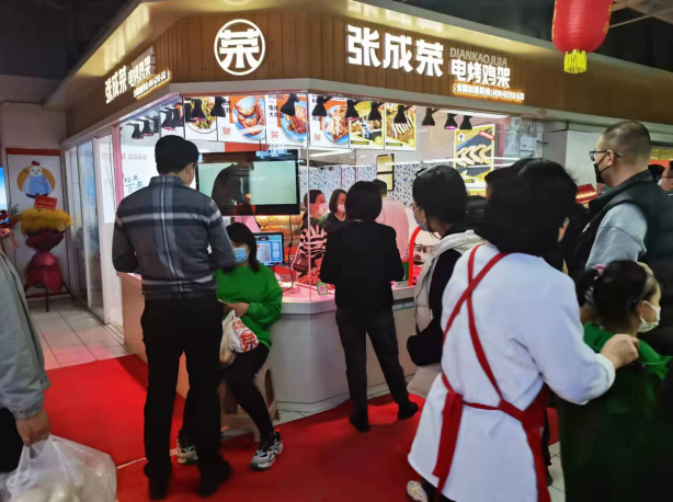 張成榮電烤雞架15平米小店，盈利能力非常強