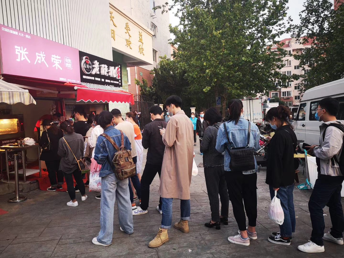敢于接受風(fēng)險(xiǎn)挑戰(zhàn)，張成榮電烤雞架助小員工變大老板