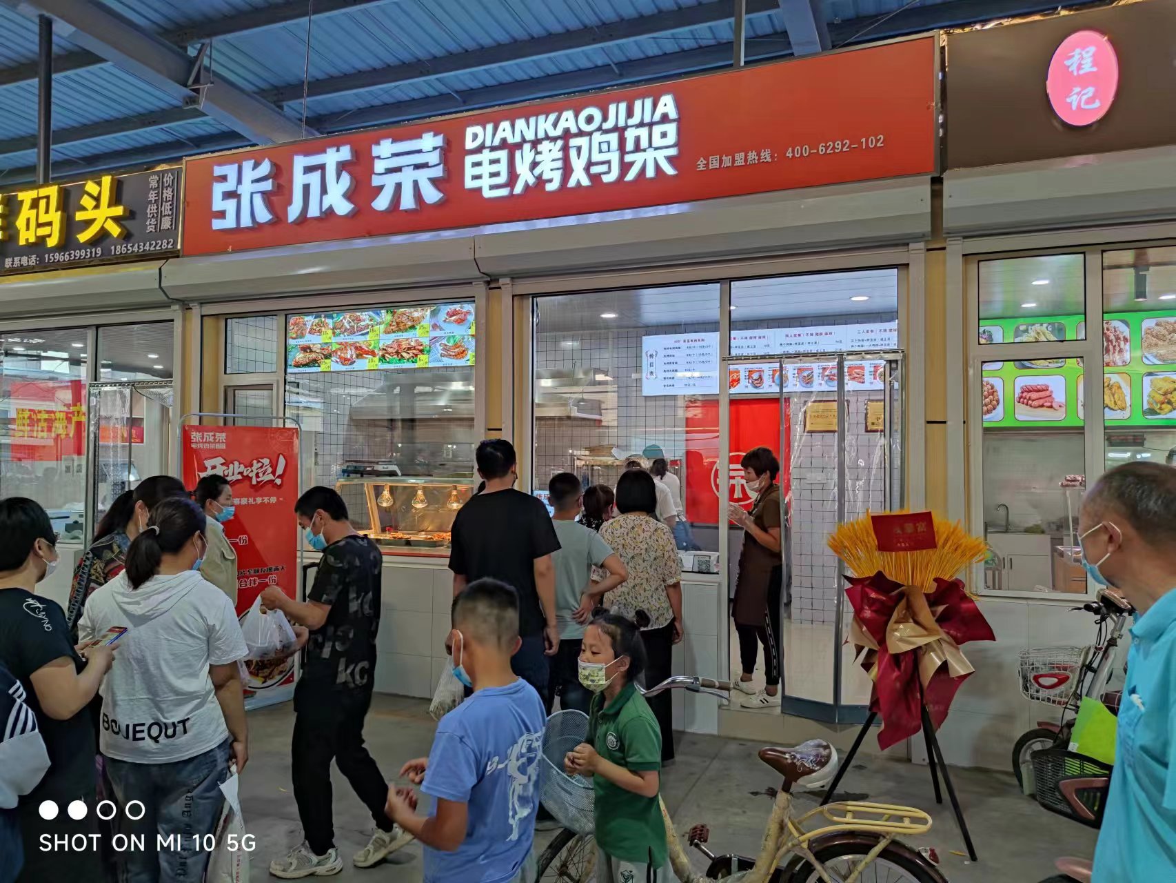 小伙創(chuàng)業(yè)開電烤雞架加盟店，生意紅火月入兩萬！