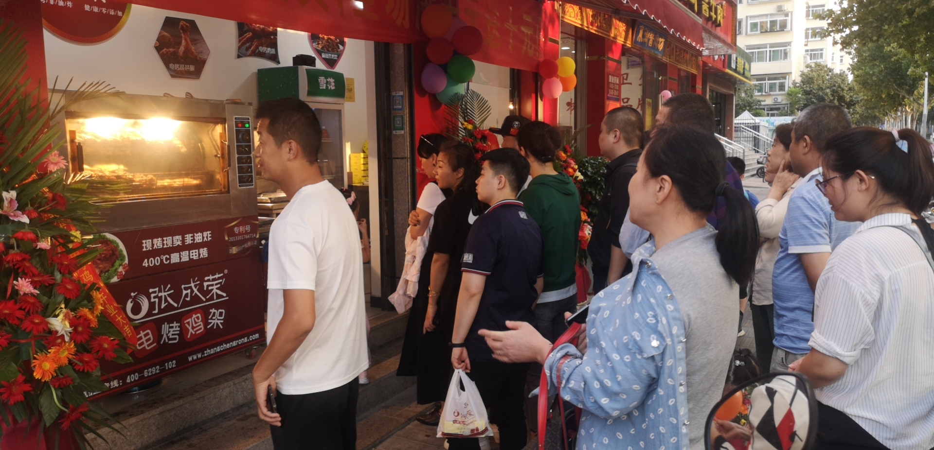 經(jīng)營(yíng)特色小吃加盟店鞏固好現(xiàn)有的客源尤為重要