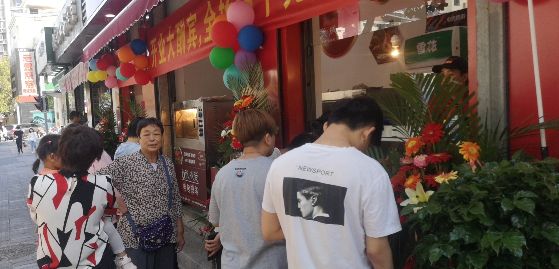 特色小吃店哪家值得投資？張成榮電烤雞架萬元投資輕松回本！
