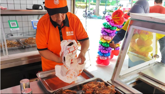 54歲開電烤雞架店當(dāng)老板，生活充實(shí)且快樂！