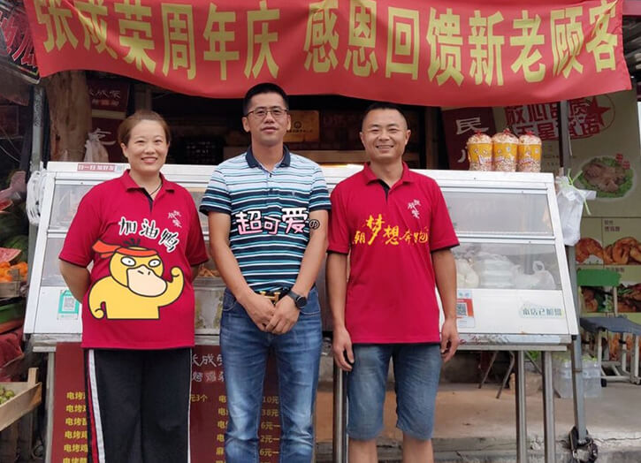 張成榮電烤雞架夫妻創(chuàng)業(yè)典范，煙臺(tái)祥和農(nóng)貿(mào)市場(chǎng)夫妻店生意火爆！