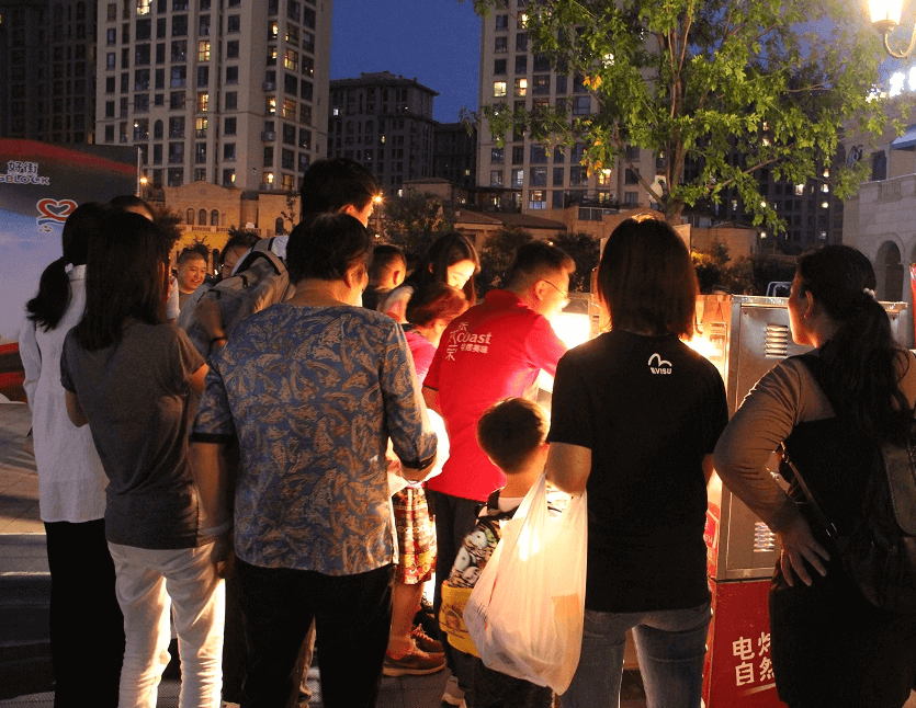 人們爭(zhēng)相購(gòu)買(mǎi)電烤雞架