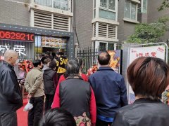 西安張成榮電烤雞架市場一天開業(yè)兩家，火爆了！