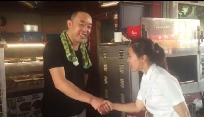 寶應(yīng)路電烤雞架找老板握手采訪結(jié)束
