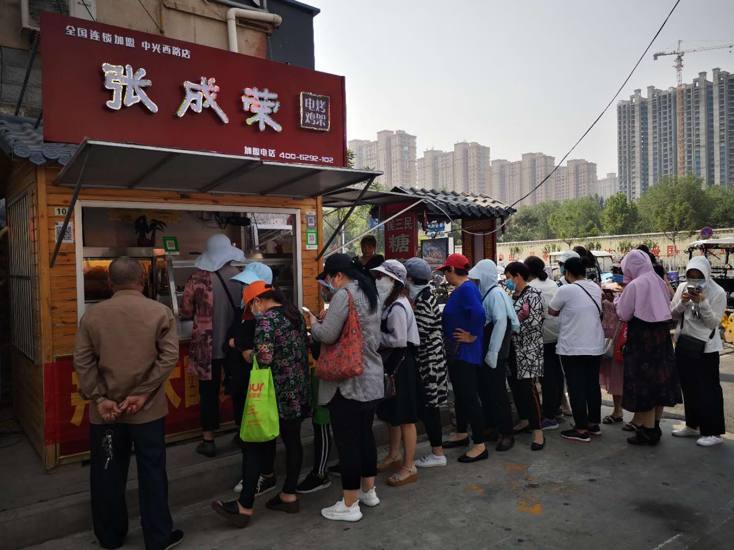 賀：張成榮電烤雞架保定市定州市信譽(yù)樓店火爆開(kāi)業(yè)!