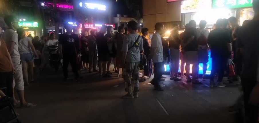張成榮電烤雞架西安海藍城店火爆開業(yè)