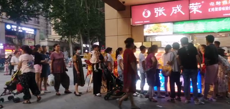 張成榮電烤雞架西安海藍城店火爆開業(yè)