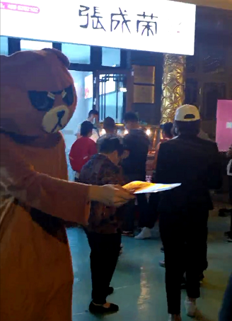 張成榮電烤雞架新疆店面今日開業(yè)！