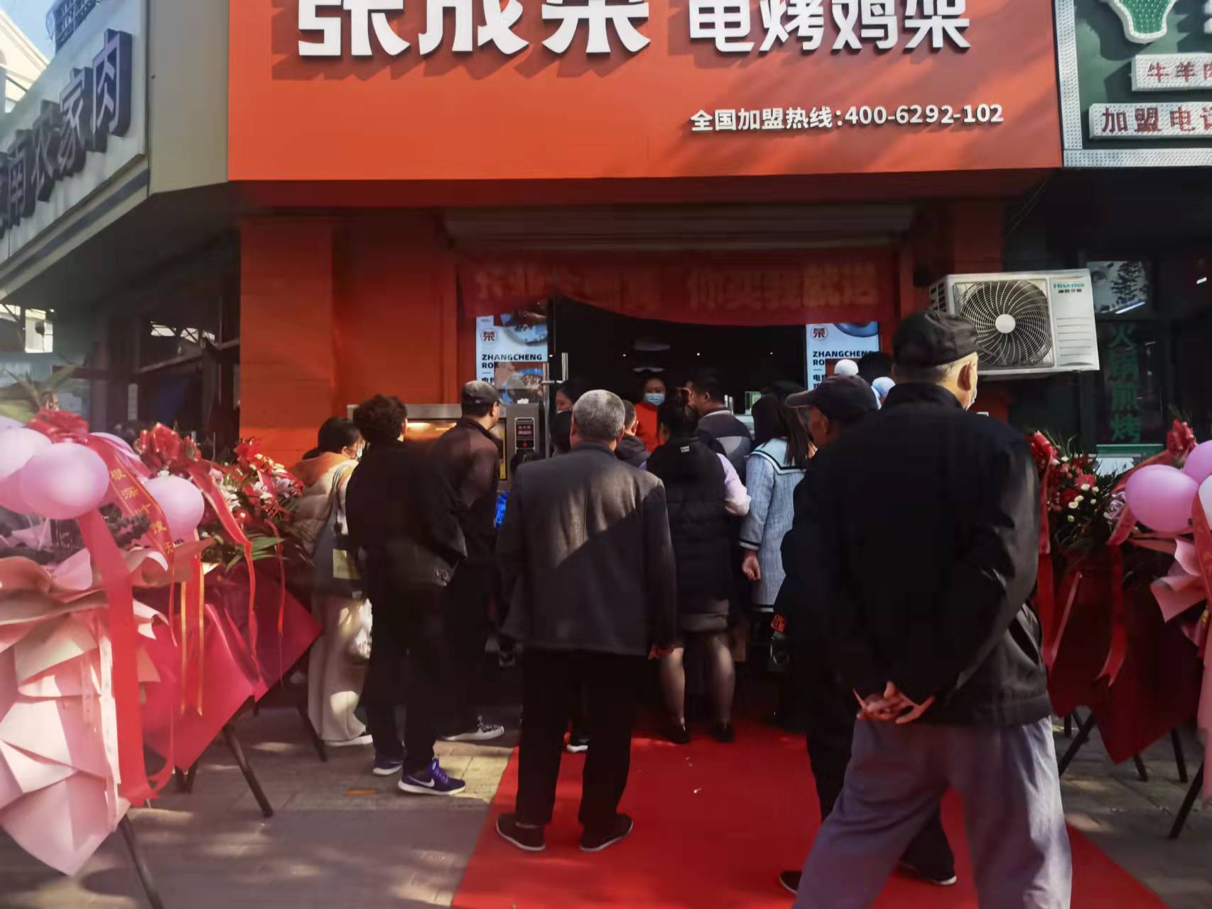『張成榮電烤雞架加盟實(shí)例』吃得爽，賺得歡，小吃街里的致富經(jīng)
